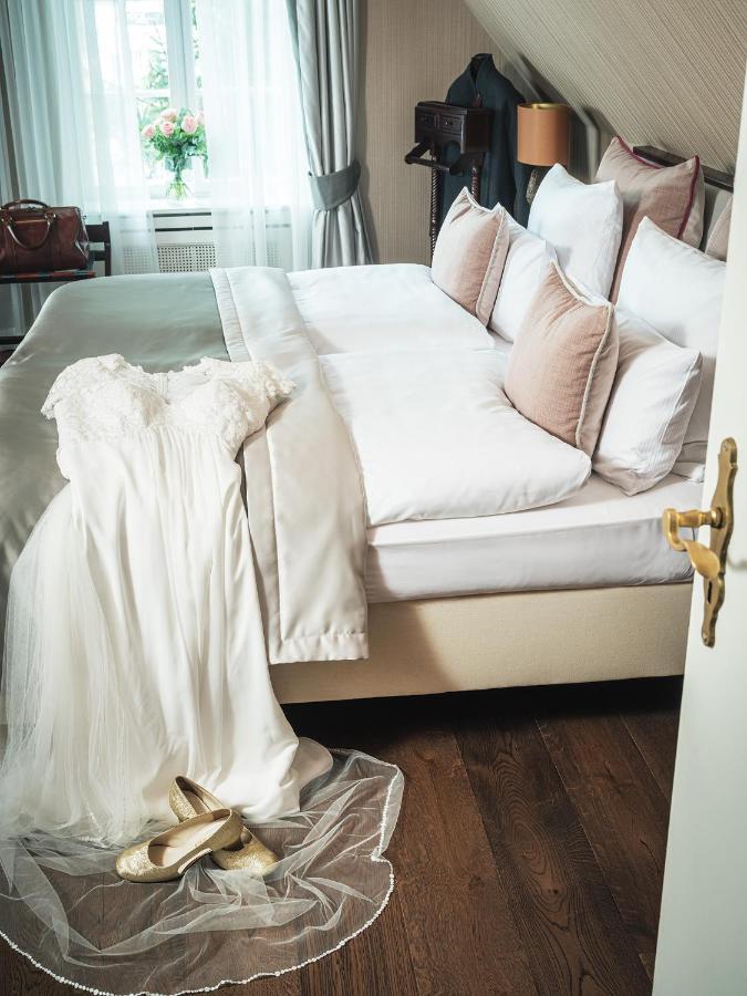 Althoff Hotel Fuerstenhof Celle Ngoại thất bức ảnh A bed with a sheet